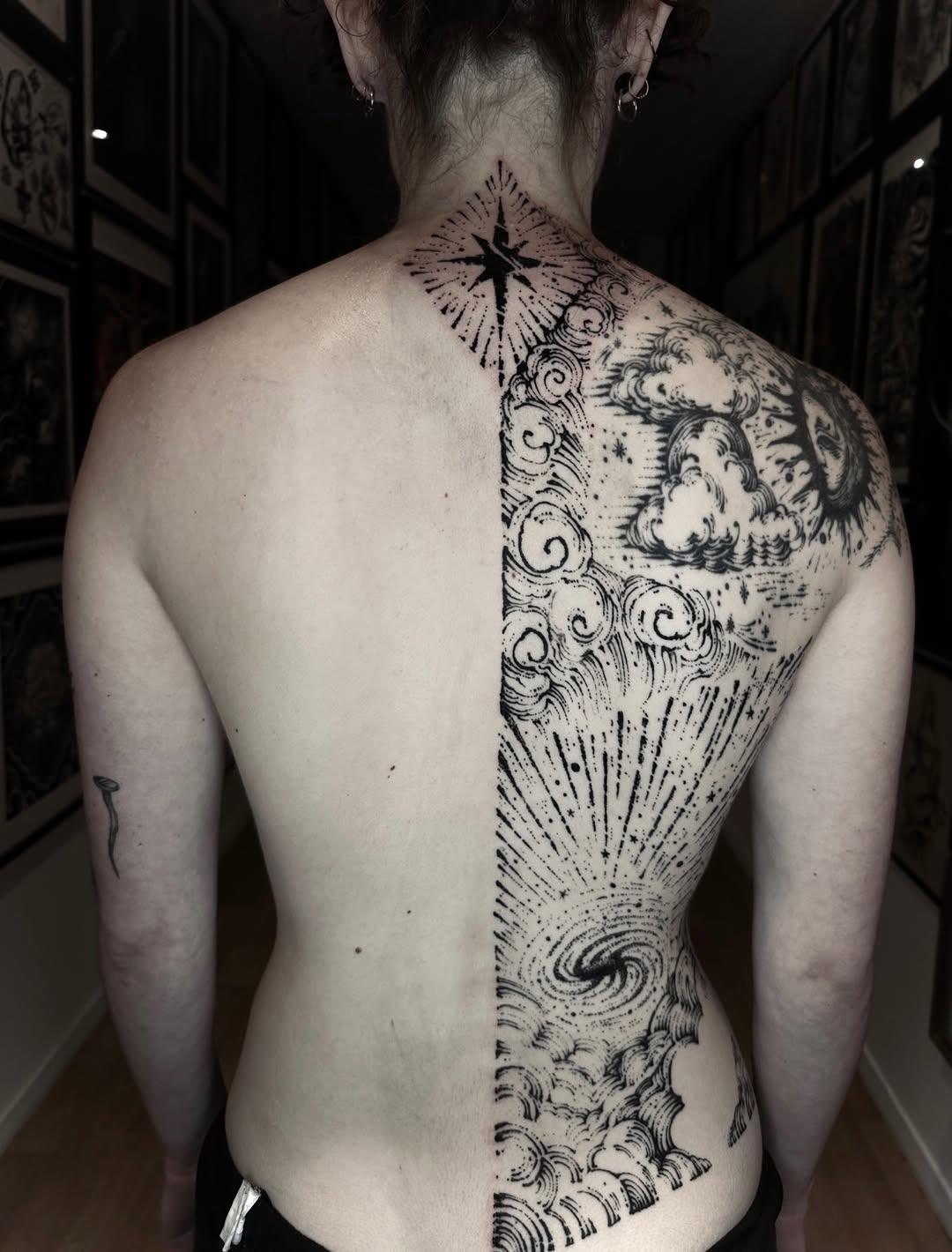 gravure freehand dos — icarus_tattoo