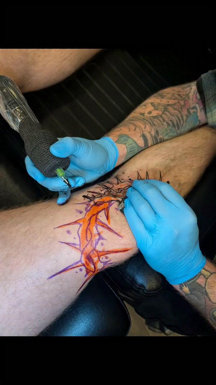 traditionnel couronne d'épines genou freehand — tattoosbyjusting