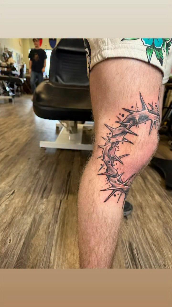 traditionnel couronne d'épines genou freehand — tattoosbyjusting