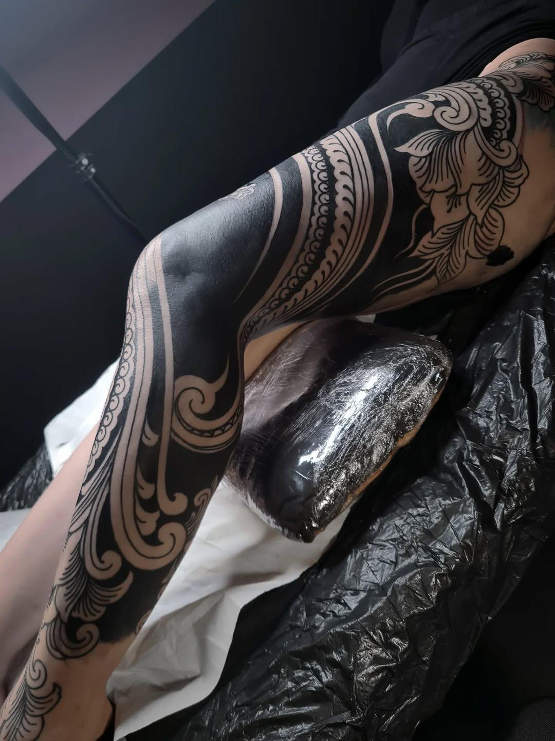 Tatouage tatouage jambe ornemental noir — missvoodooo