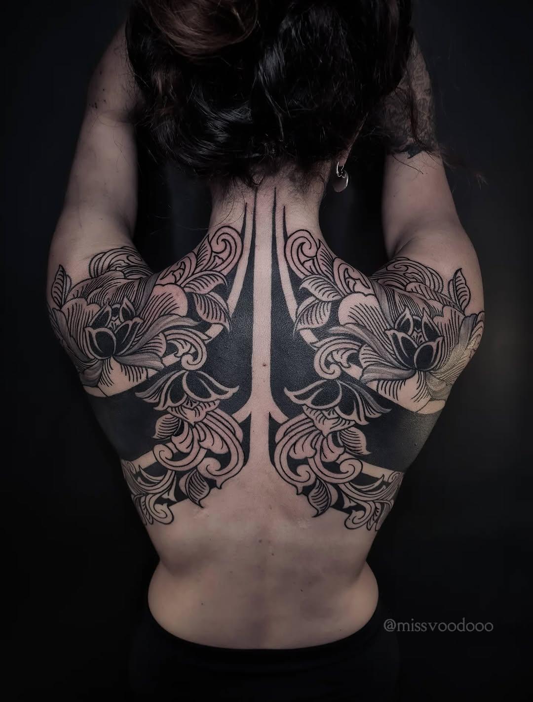 Tatouage motifs ornementaux/floraux symétriques dos — missvoodooo