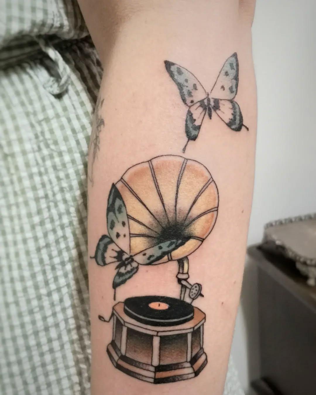 Tatouage papillon et gramophone couleur bras par boran_tattoo