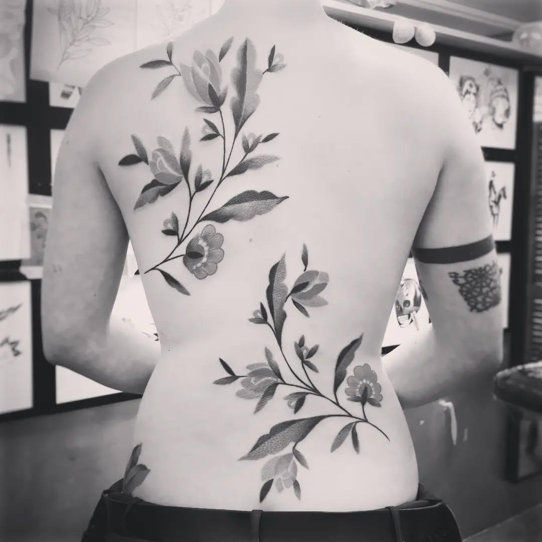 Grand tatouage floral dos complet black work par boran_tattoo