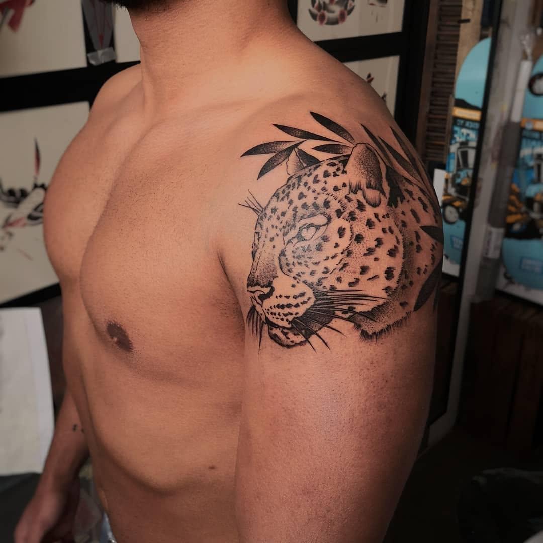 Tatouage léopard dotwork épaule par boran_tattoo