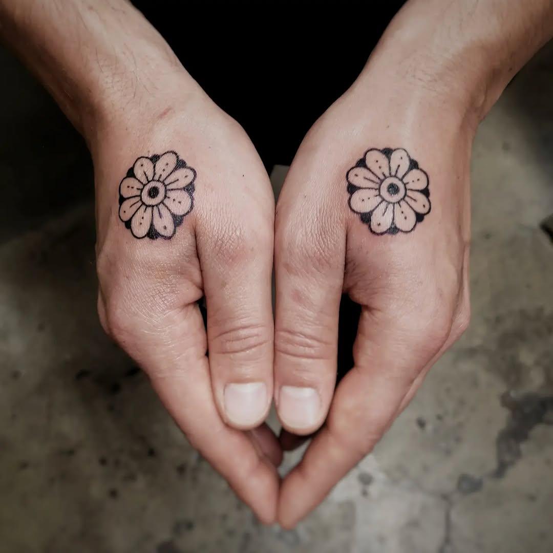 Tatouage fleurs géométriques sur mains, traditional black par boran_tattoo