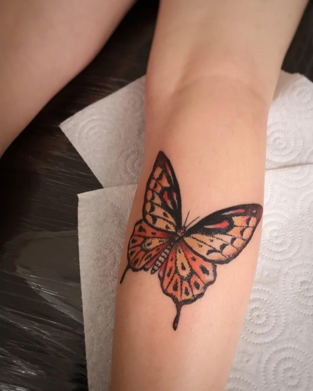 Tatouage papillon couleur traditionnel avant-bras par boran_tattoo
