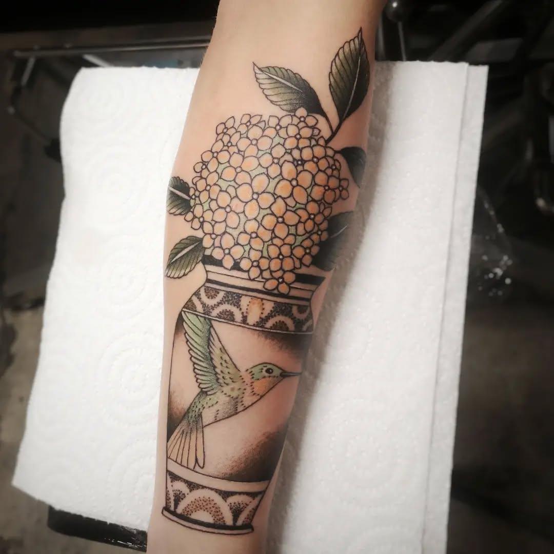 Tatouage hortensia et colibri couleur avant-bras par boran_tattoo
