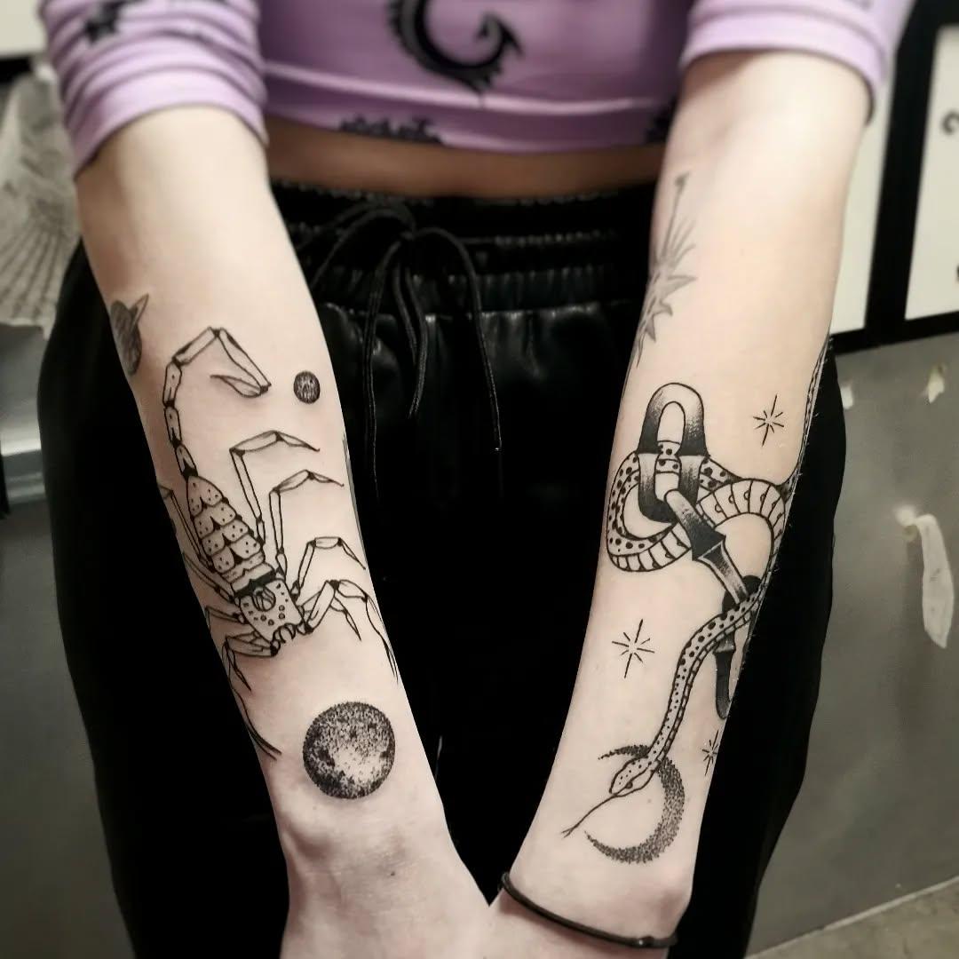 Tatouage scorpion et serpent blackwork avant-bras par boran_tattoo