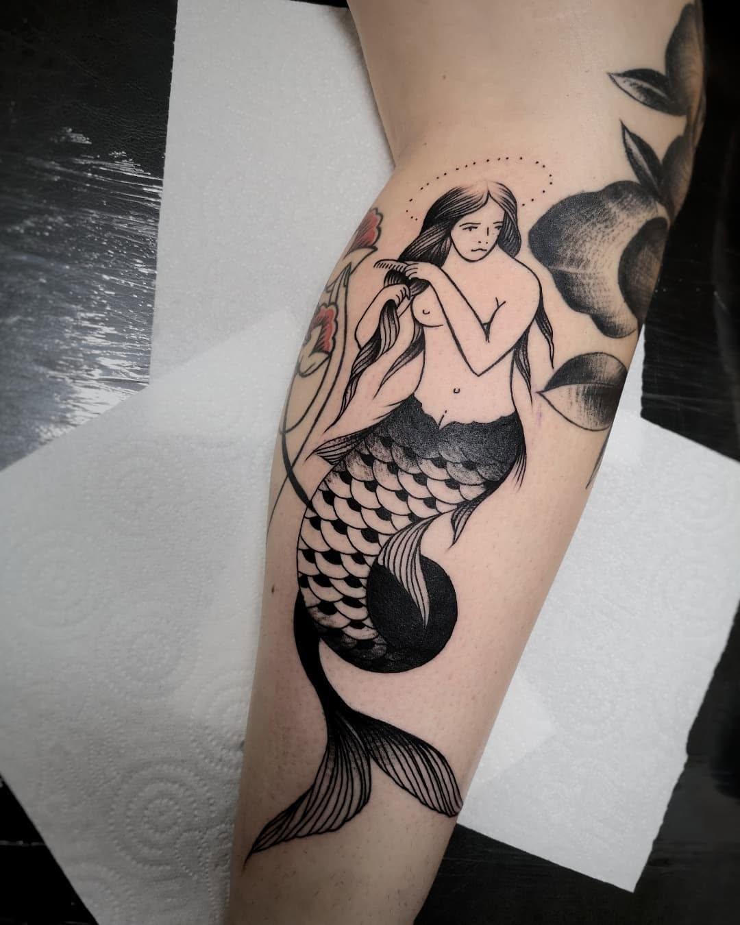 Tatouage sirène traditional blackwork mollet par boran_tattoo