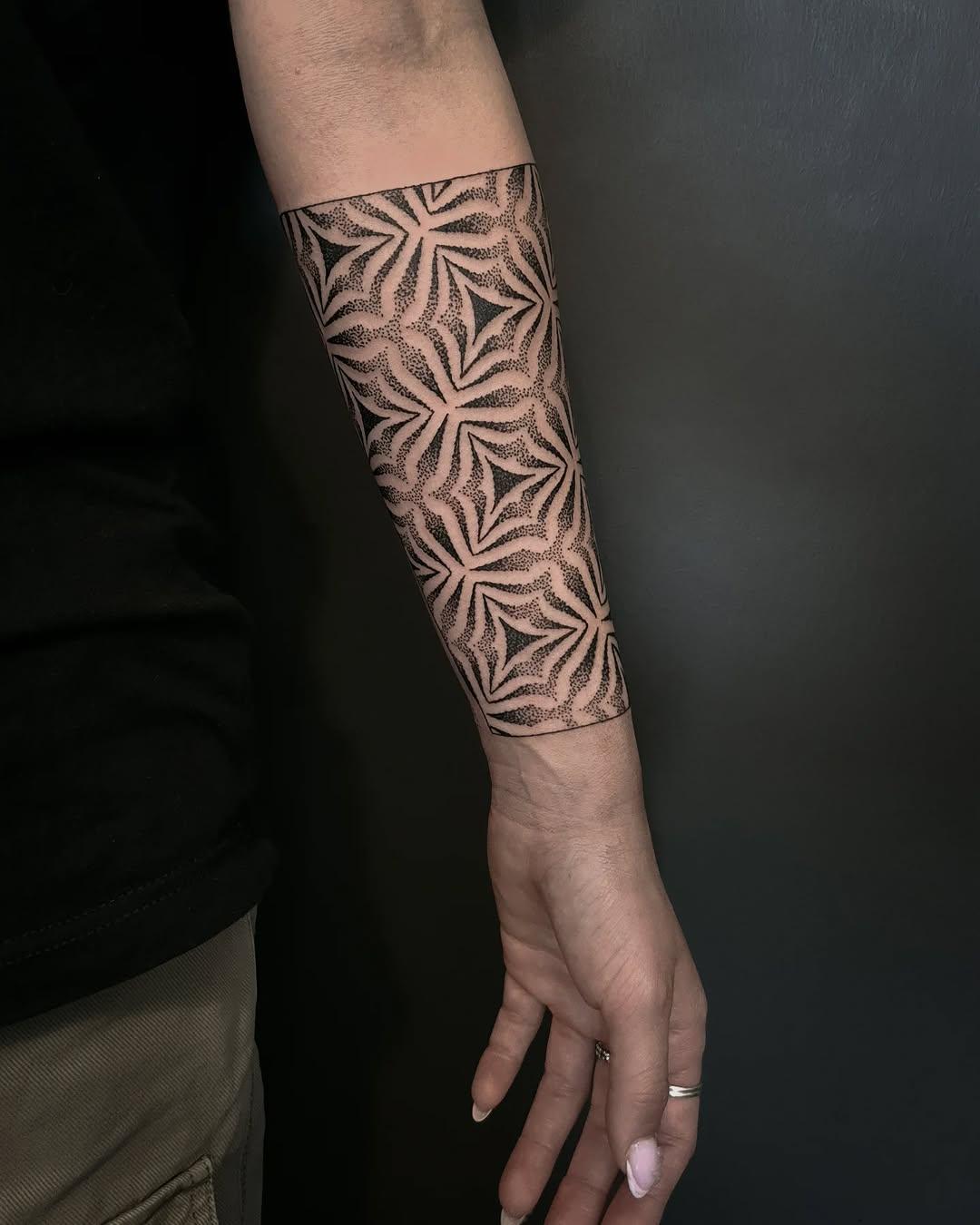 Tatouage pattern géométrique dotwork — tom__ten