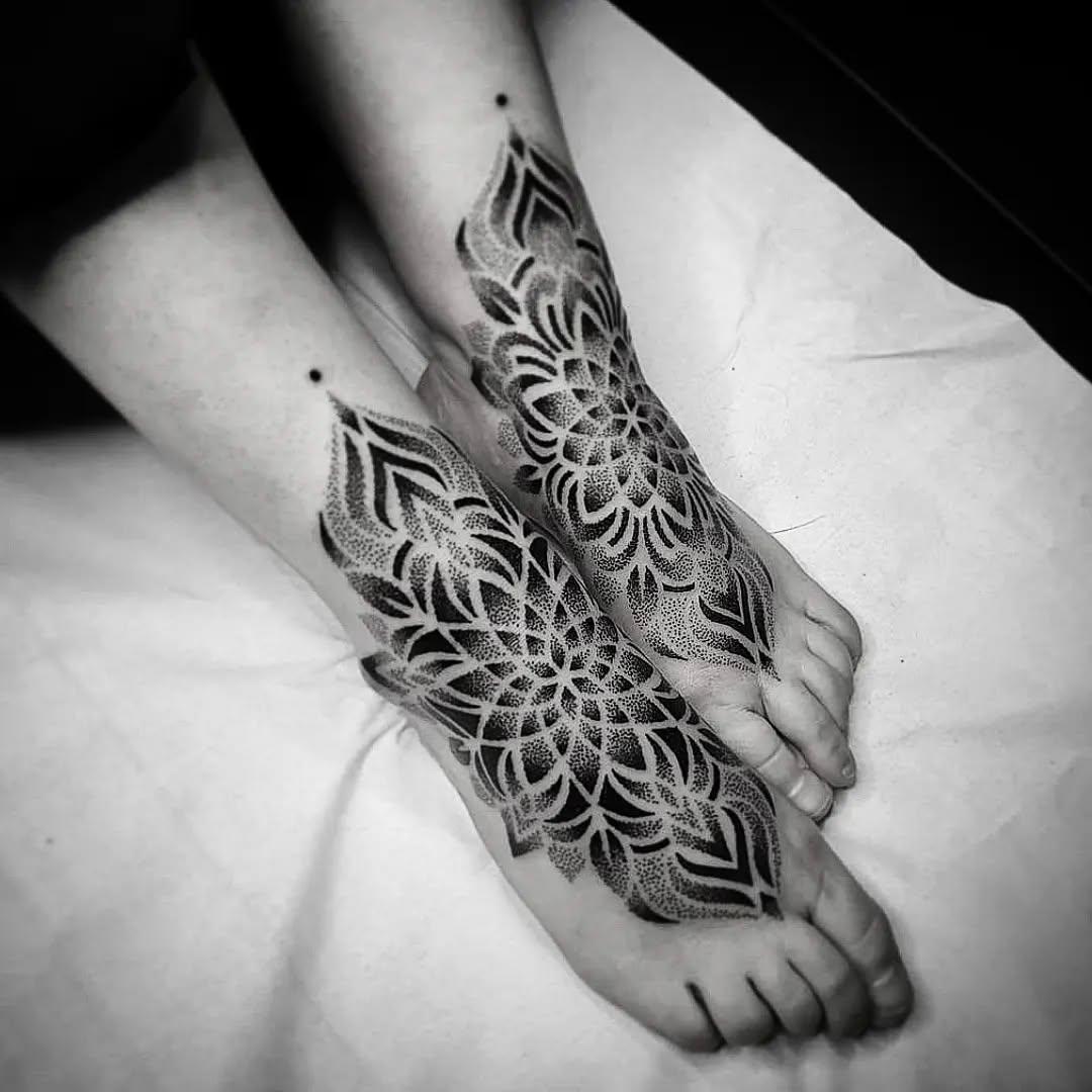 Tatouage deux mandalas pieds symétriques — tom__ten