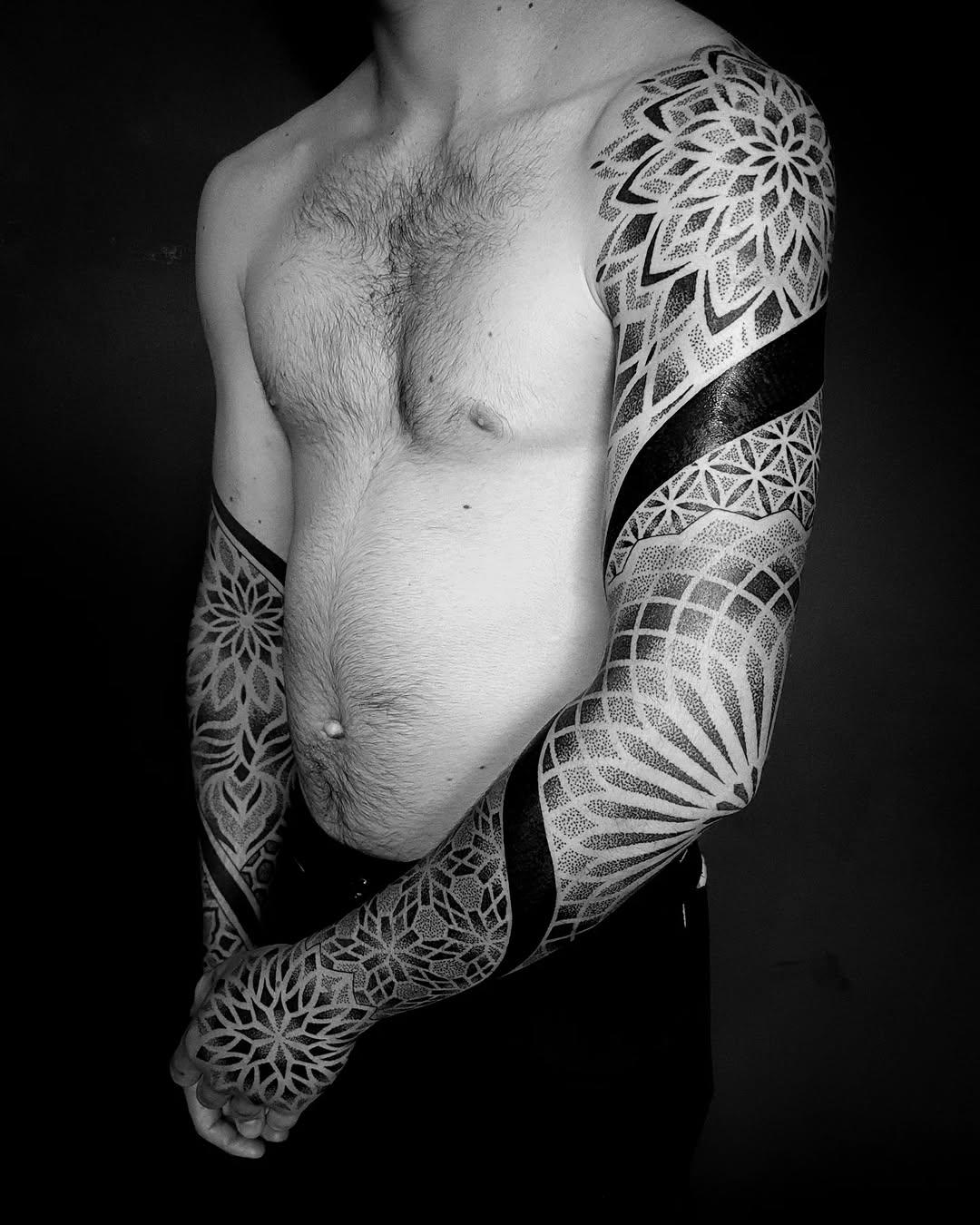 Tatouage manchette bras géométrique mandala — tom__ten