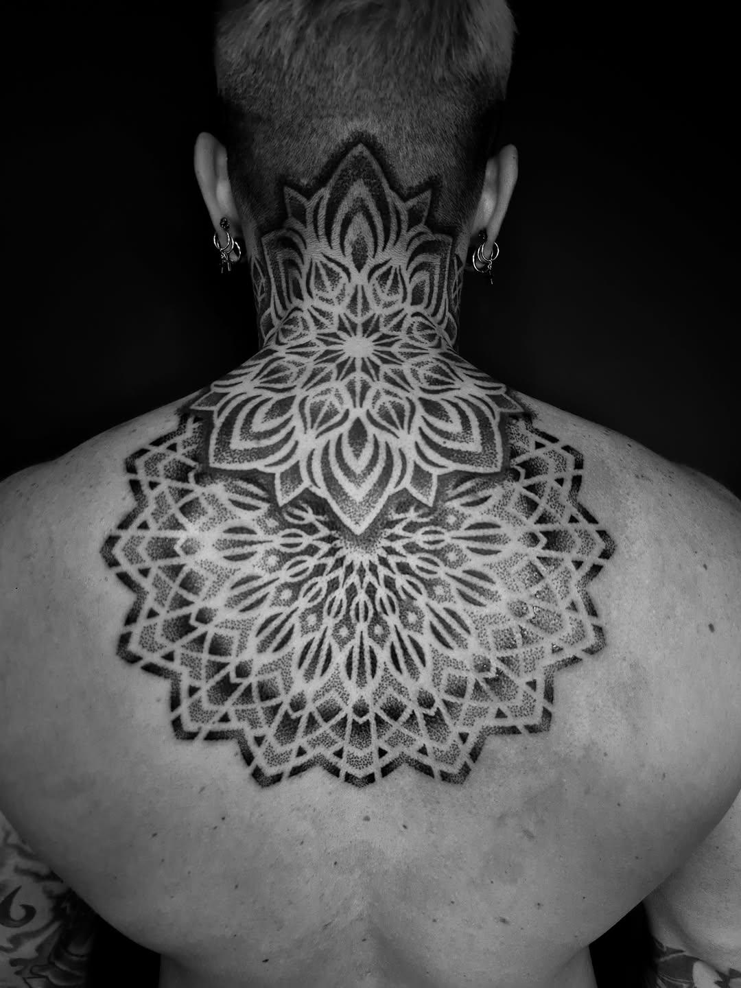 Tatouage mandala nuque dos — tom__ten