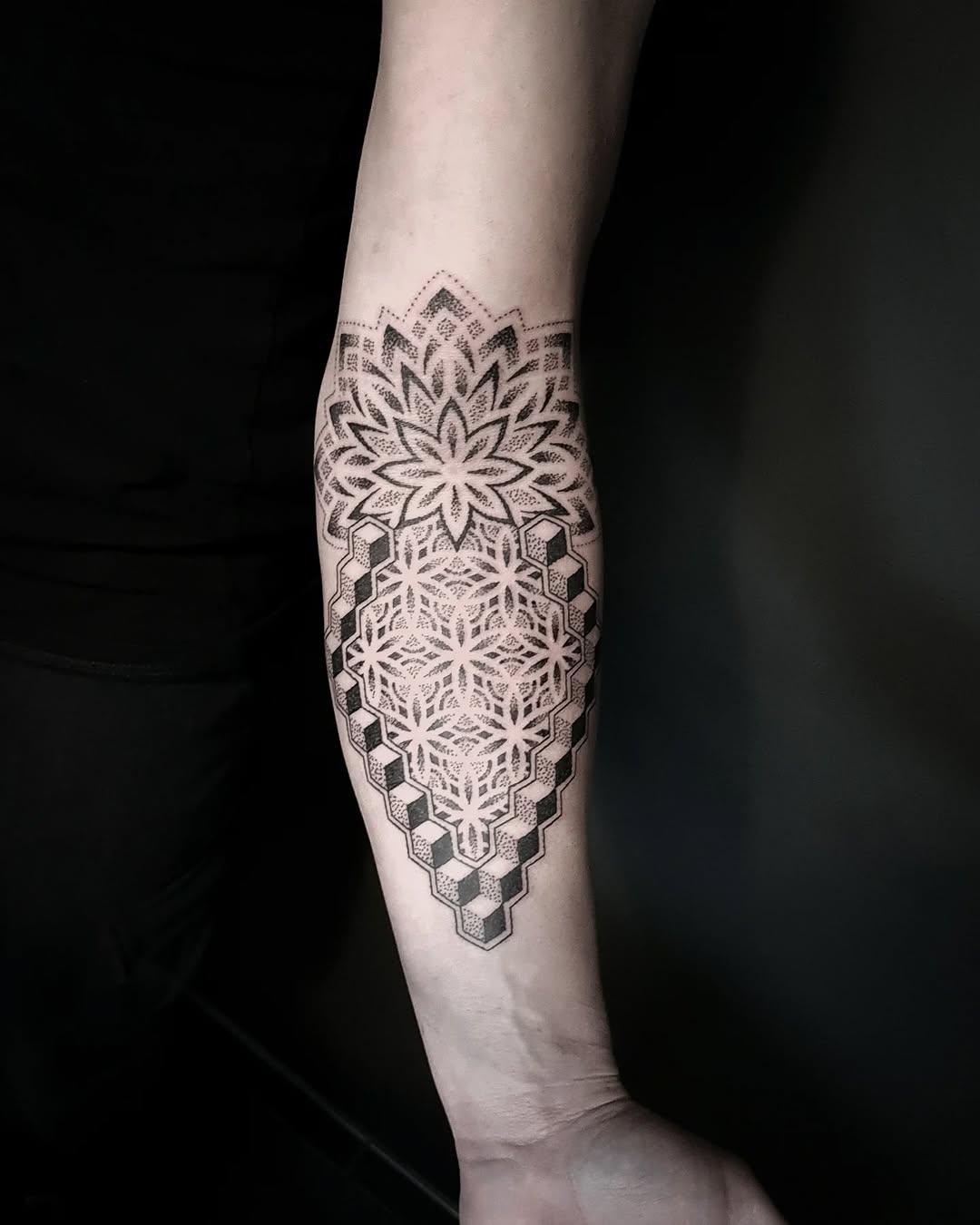 Tatouage mandala isométrique bras — tom__ten