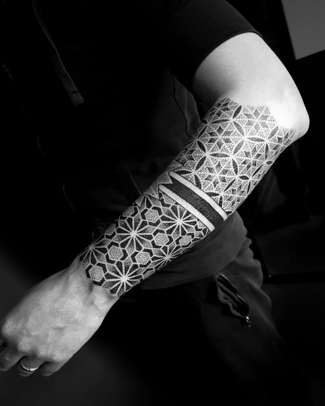 Tatouage mandala ornemental main — tom__ten