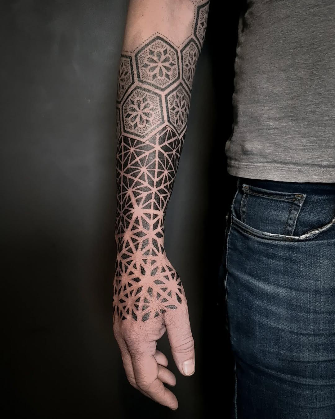 Tatouage dotwork ornemental main — tom__ten