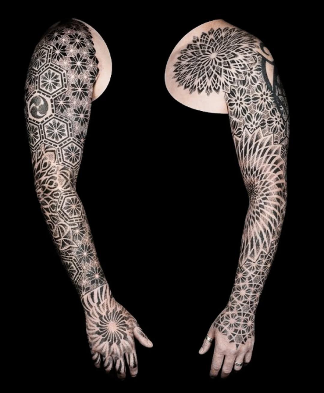 Tatouage manchette géométrique bras symétrique — tom__ten