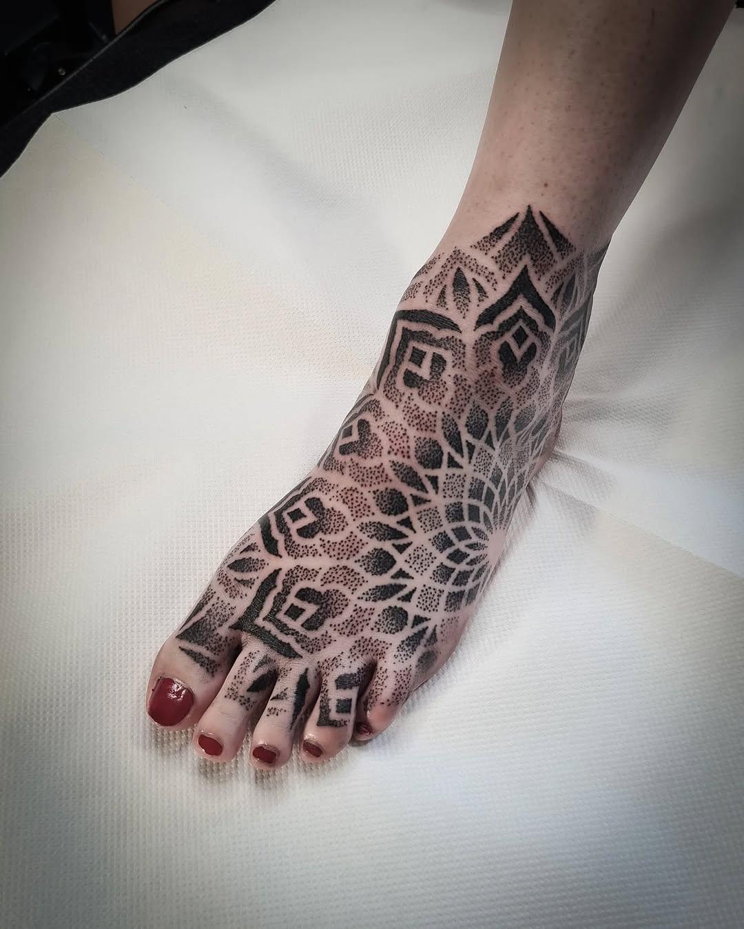 Tatouage mandala pied — tom__ten