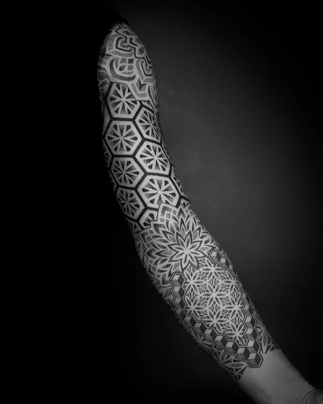 Tatouage manchette bras dotwork géométrique — tom__ten