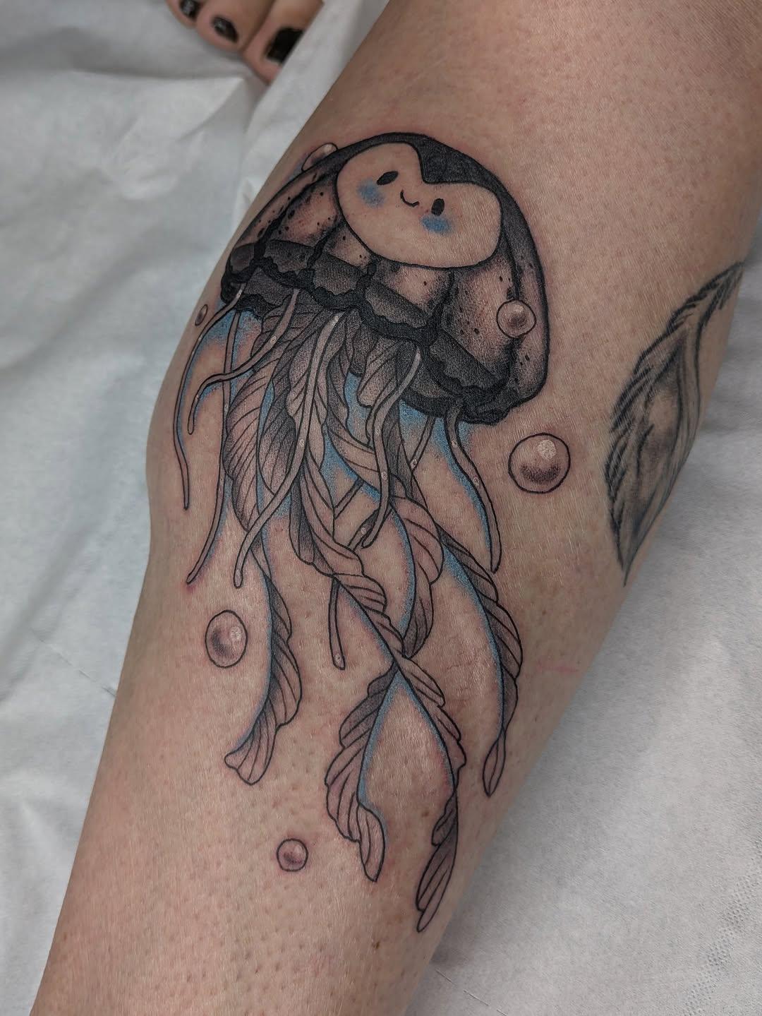 Tatouage méduse illustration kawaii sur mollet