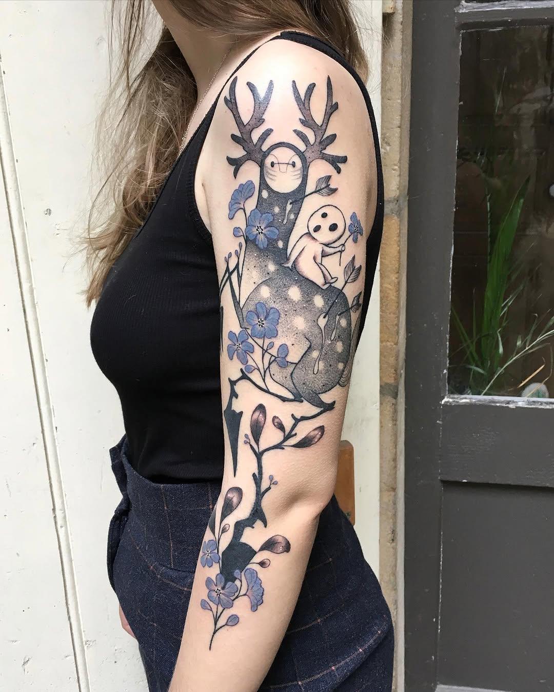 Tatouage illustration bras et épaule, cerf, esprits kodama et fleurs bleues