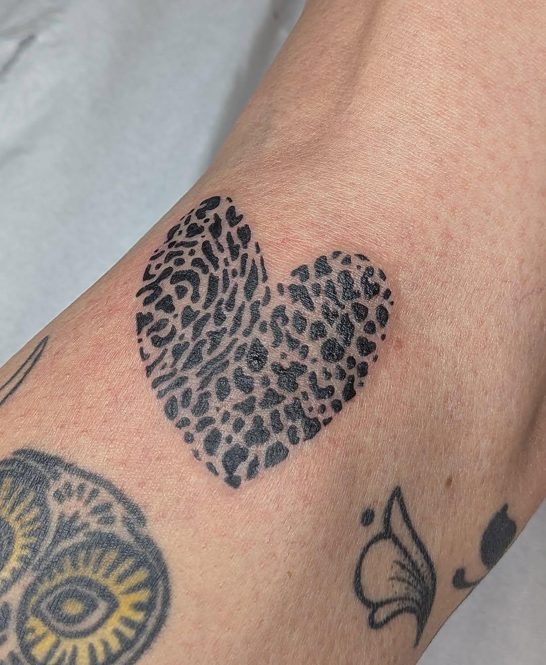 Tatouage cœur léopard print avant-bras