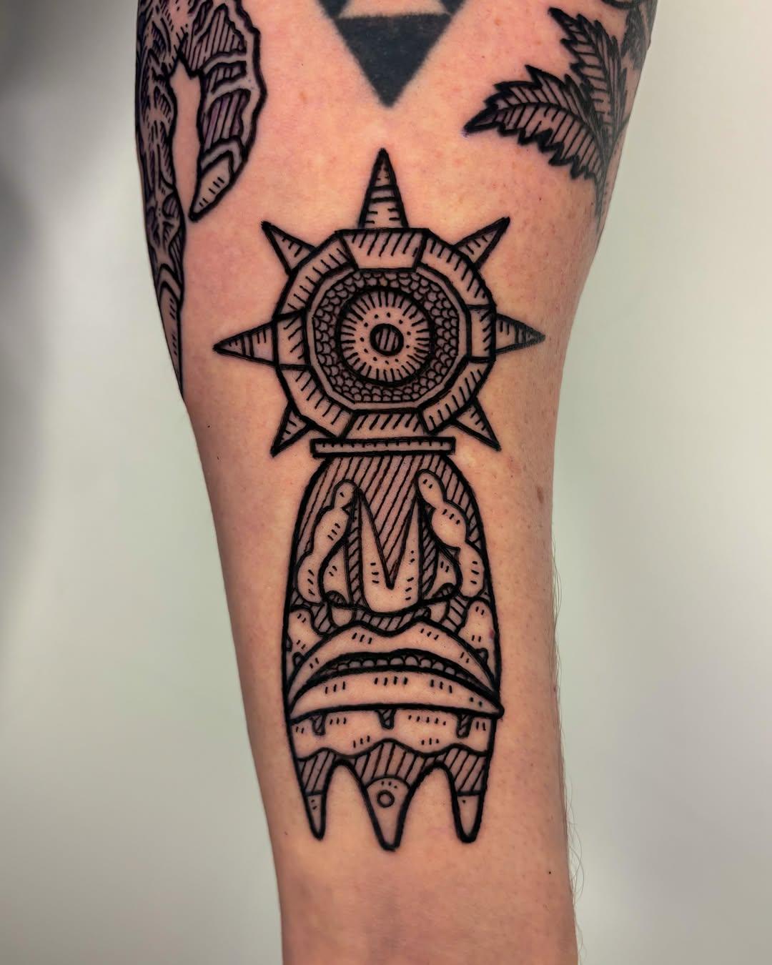 Tatouage totem géométrique gravure avant-bras par marvin_tat