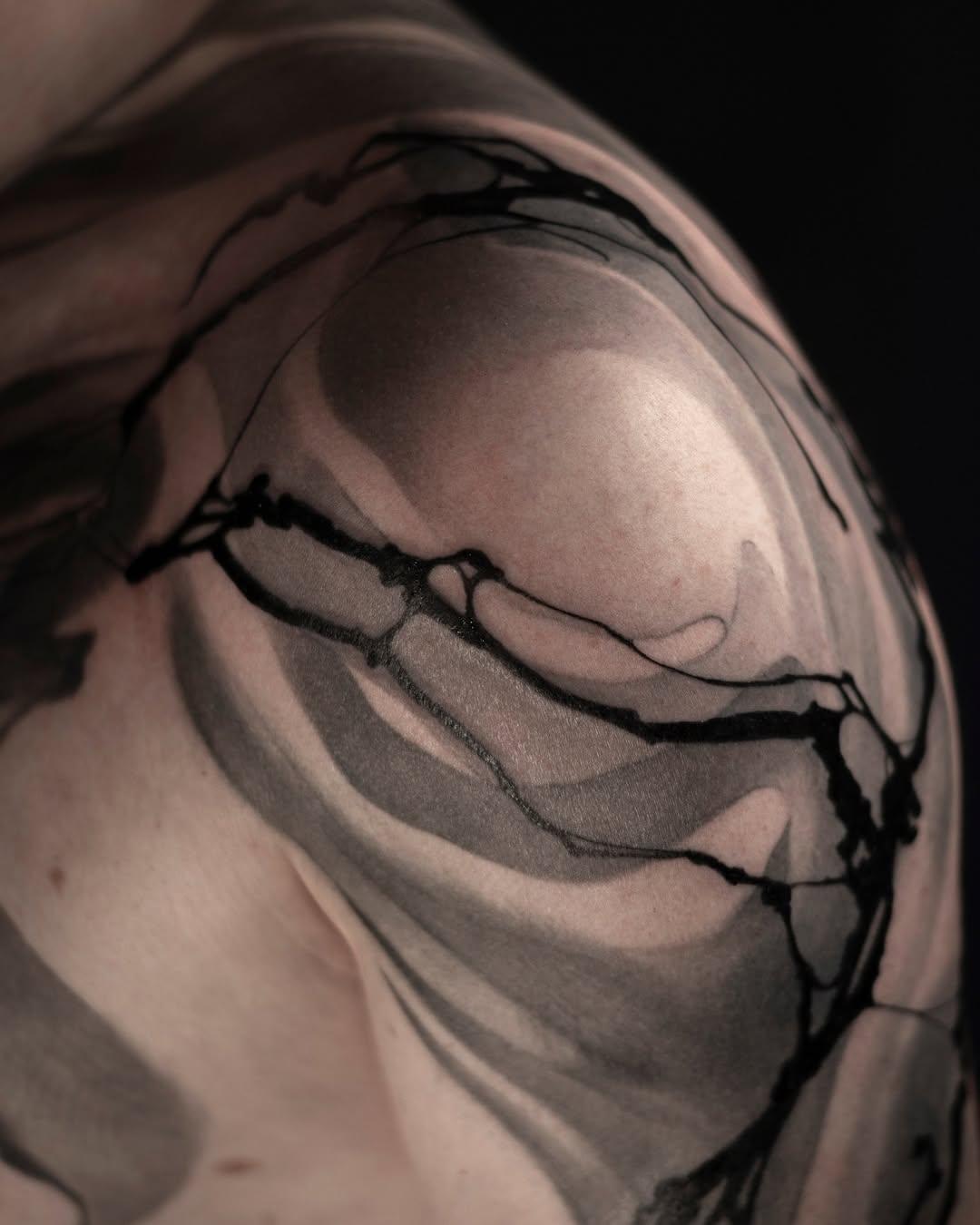 Tatouage abstract brushwork dark art épaule par o.poinsignon