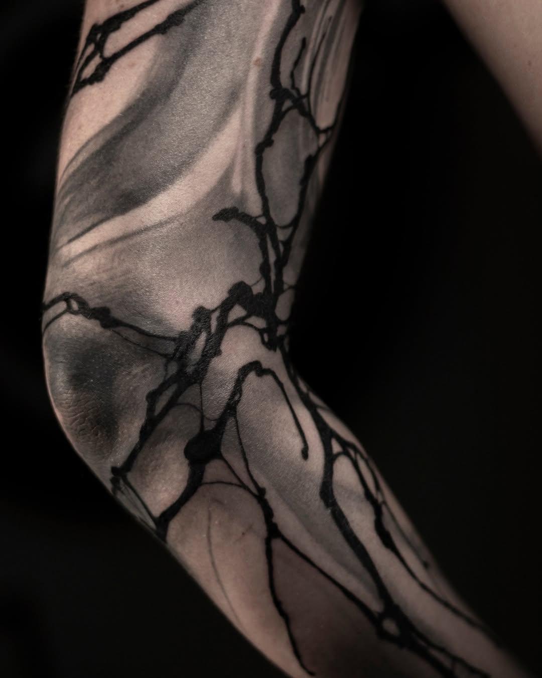 Tatouage abstract brushwork dark art coude par o.poinsignon