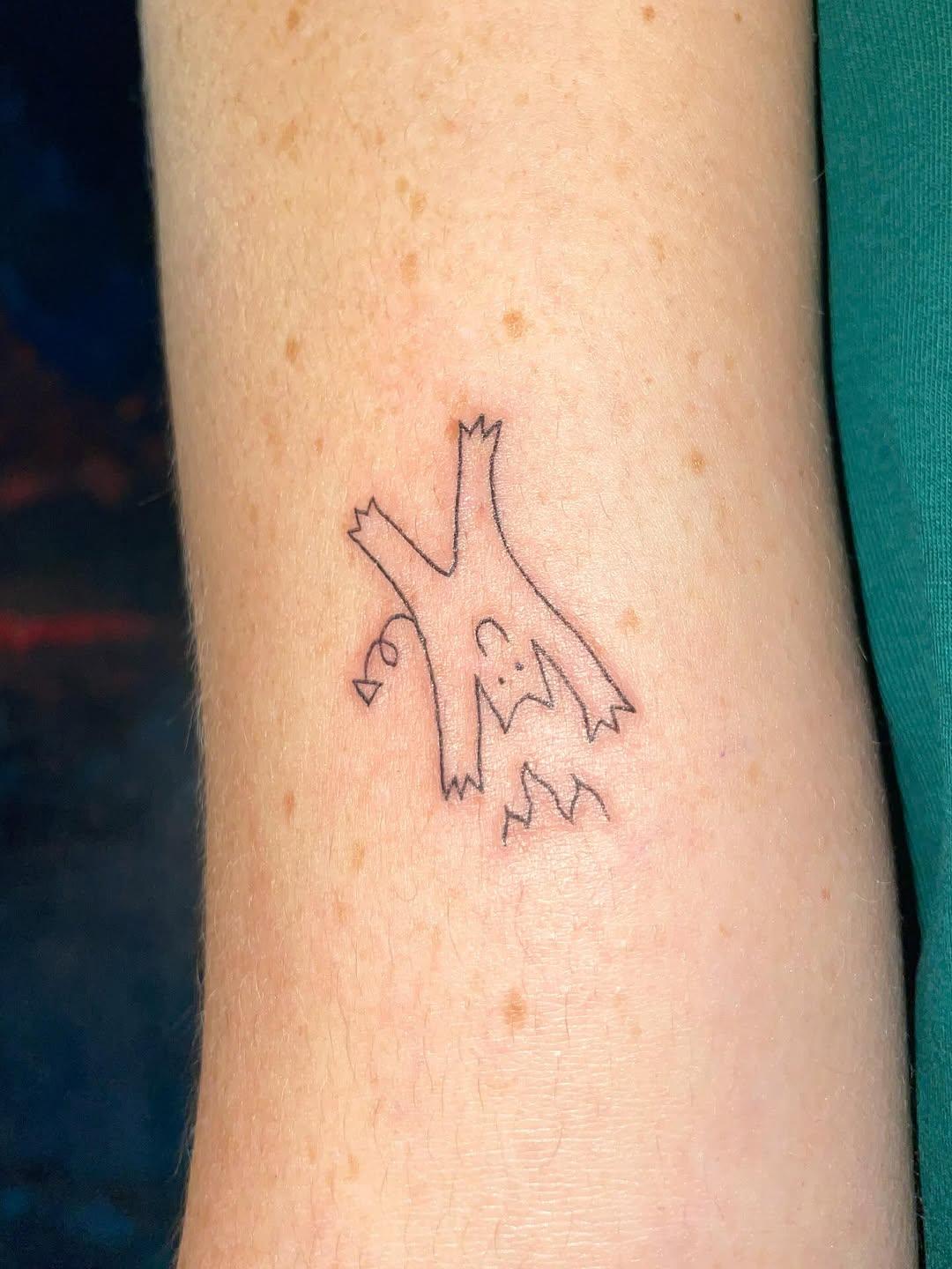 Petit tatouage zigouigoui créature poignet par ida.bimbola