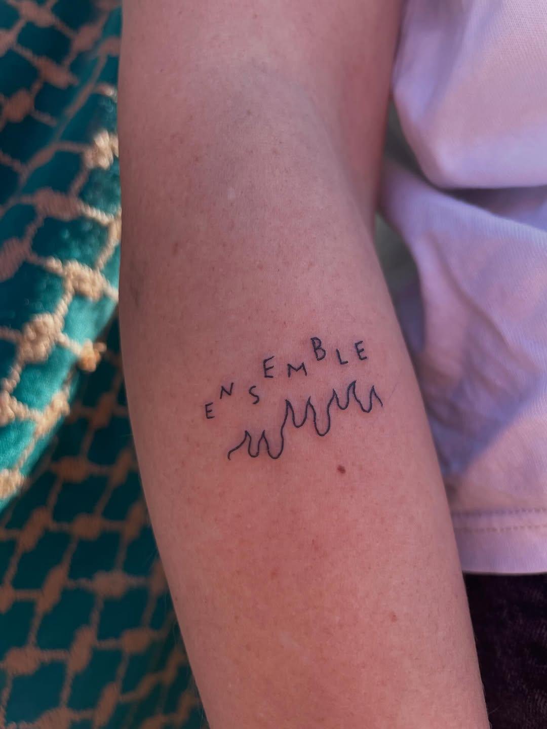 Tatouage texte ENSEMBLE avant-bras fine line par ida.bimbola