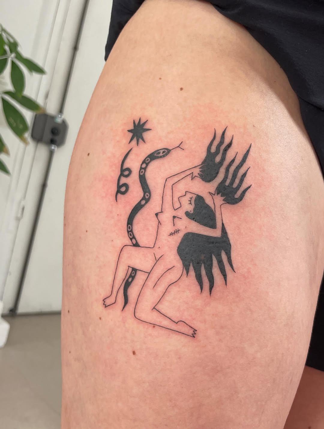 Tatouage dark fantasy cuisse, créature et figure, black work par ida.bimbola