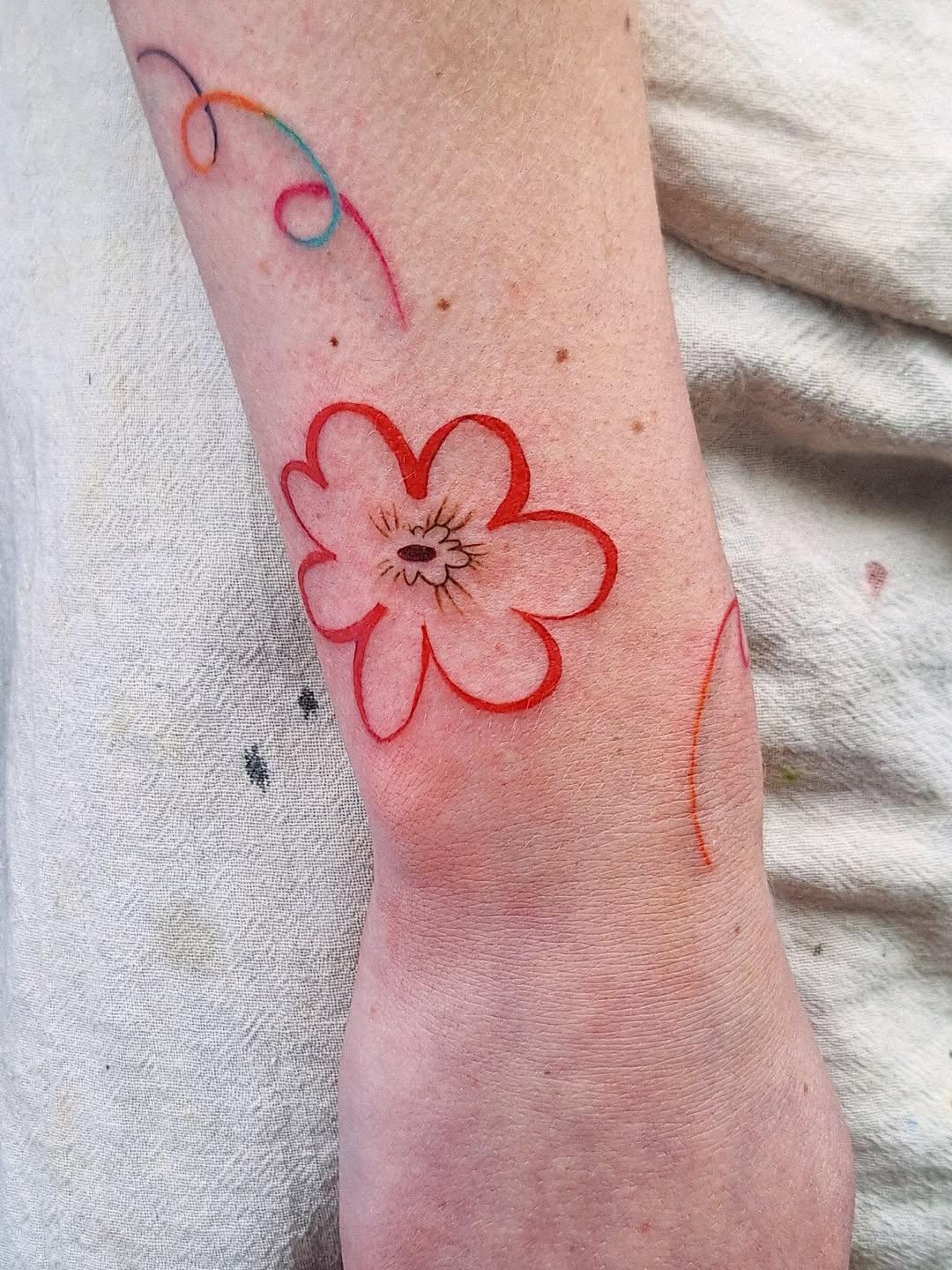 Tatouage fleur rouge colorée poignet freehand par garagarou_tattoo