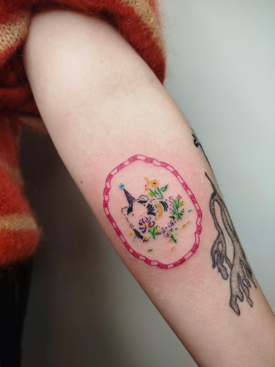 Tatouage fleuri coloré festif avant-bras