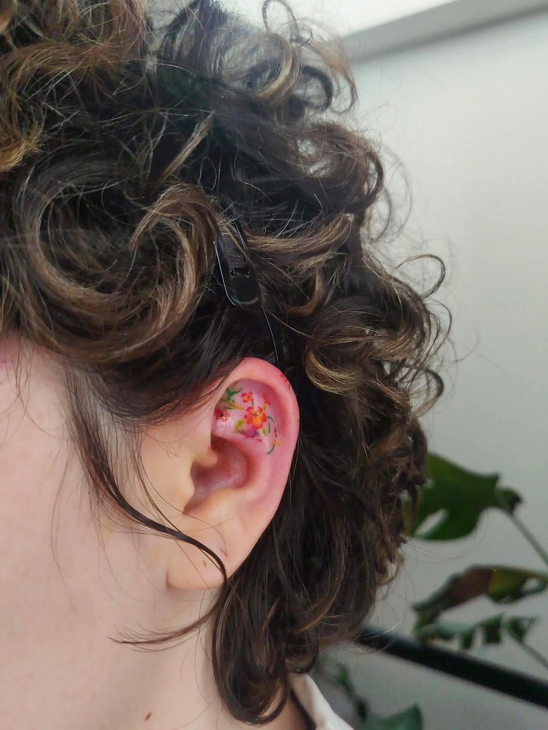 Bijoux d'oreille fleurs colorées oreille