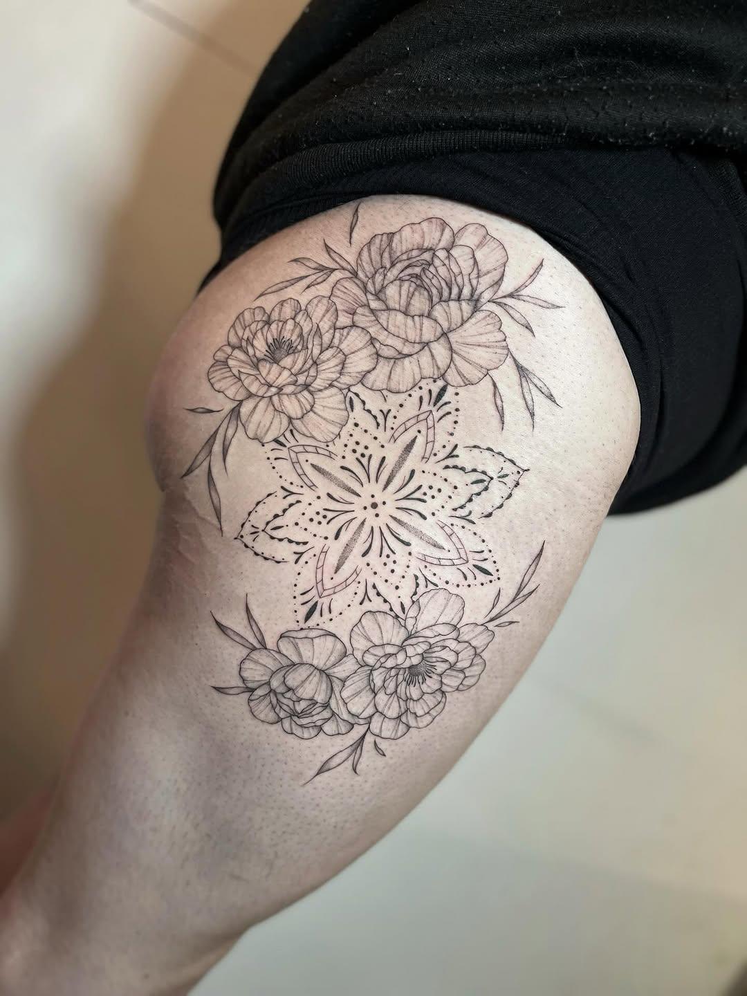 Composition florale mandala ornemental fineline