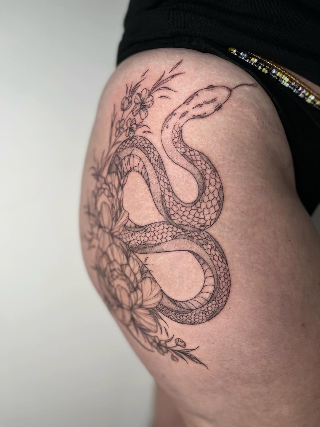 Serpent fleurs composition féminité avant-bras