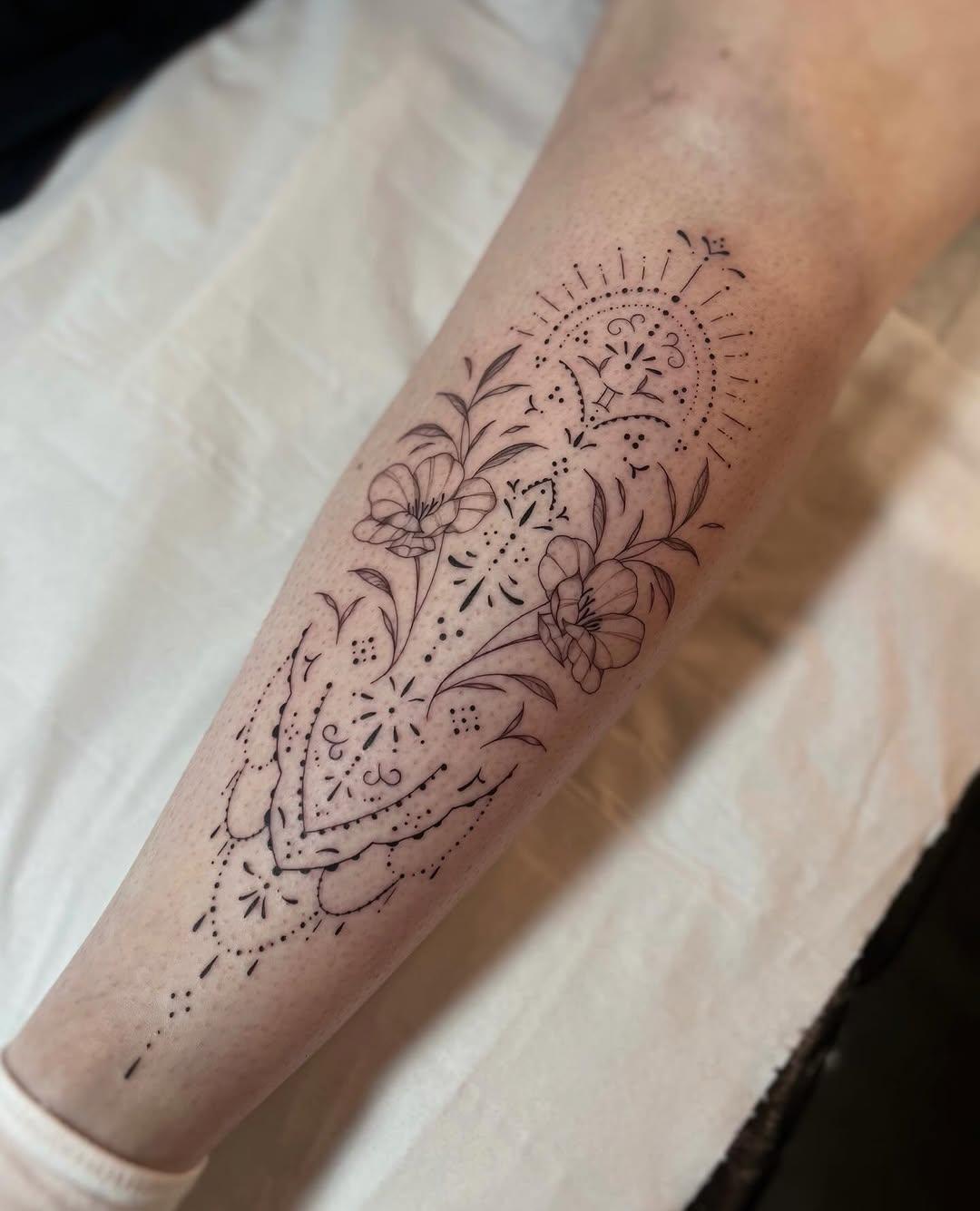 Composition florale ornementale premier tatouage Mendy