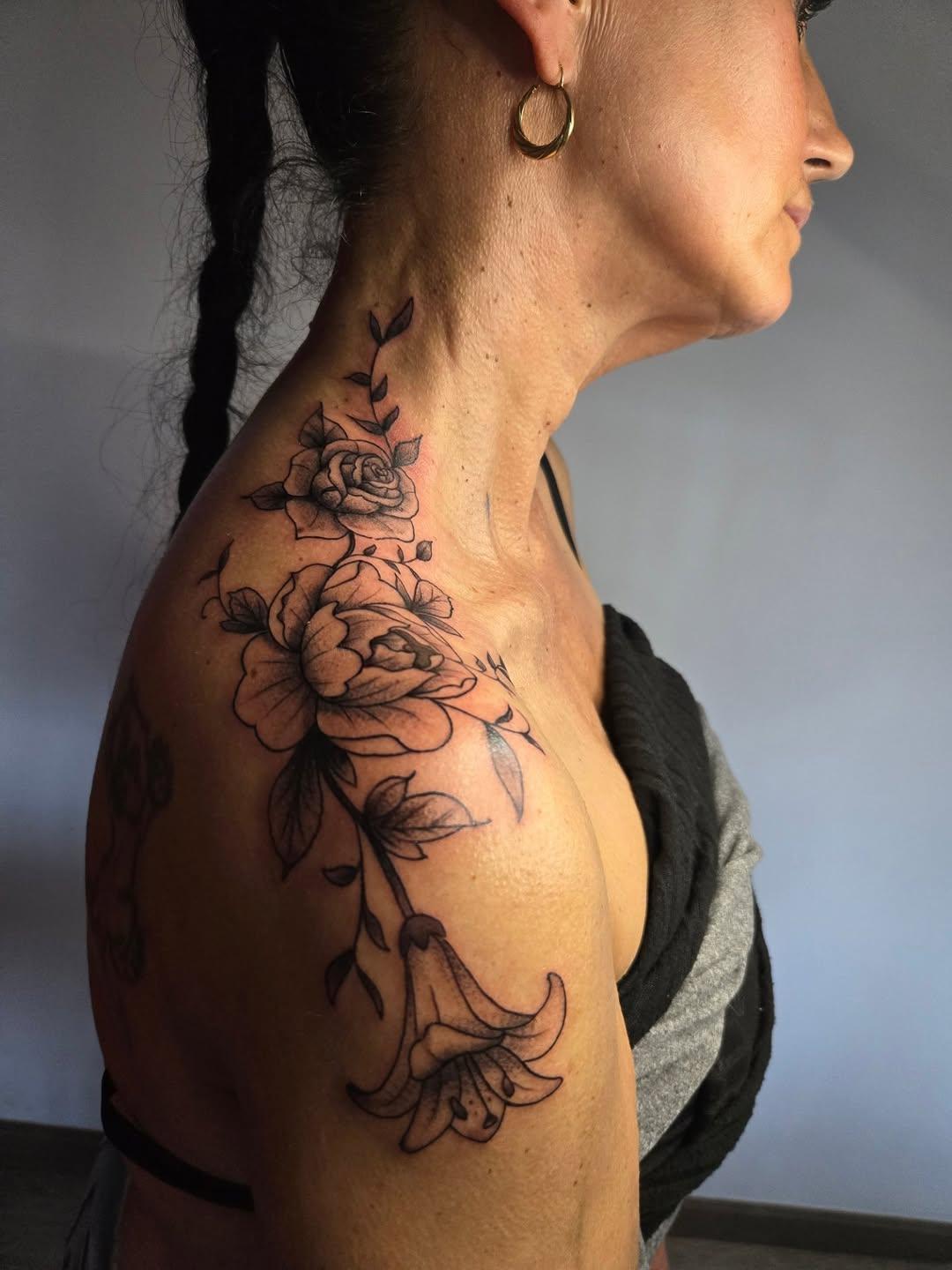 Ornement floral composition cuisse bras
