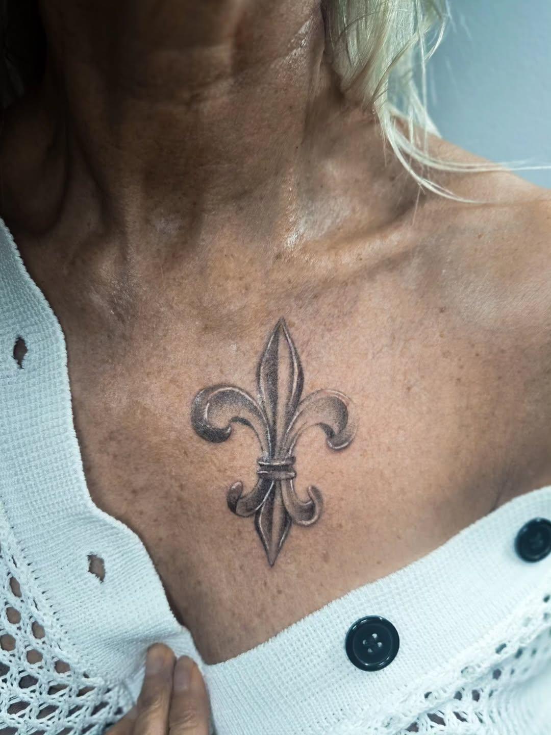 Lys fineline premier tatouage épaule