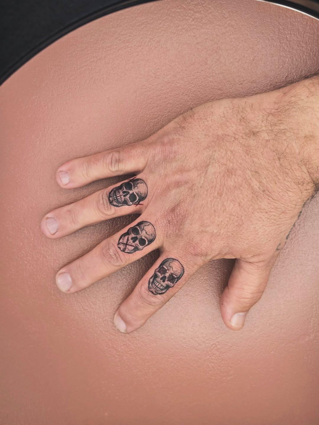 Trois crânes sagesse doigts dark tatouage