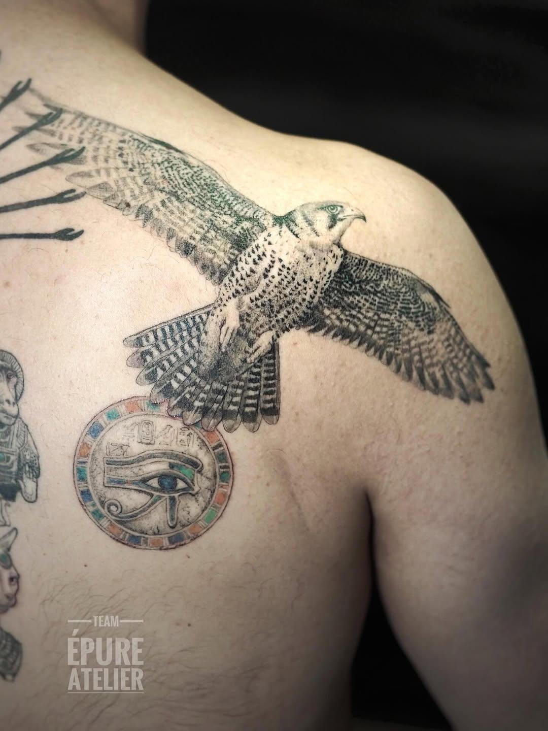 Tatouage Horus faucon égyptien — marieroura.epureatelier