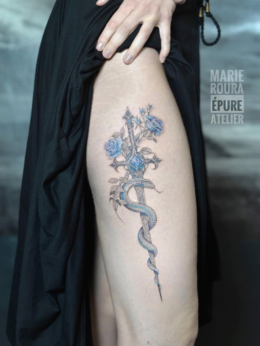 Tatouage Serpent épée aura bleue — marieroura.epureatelier