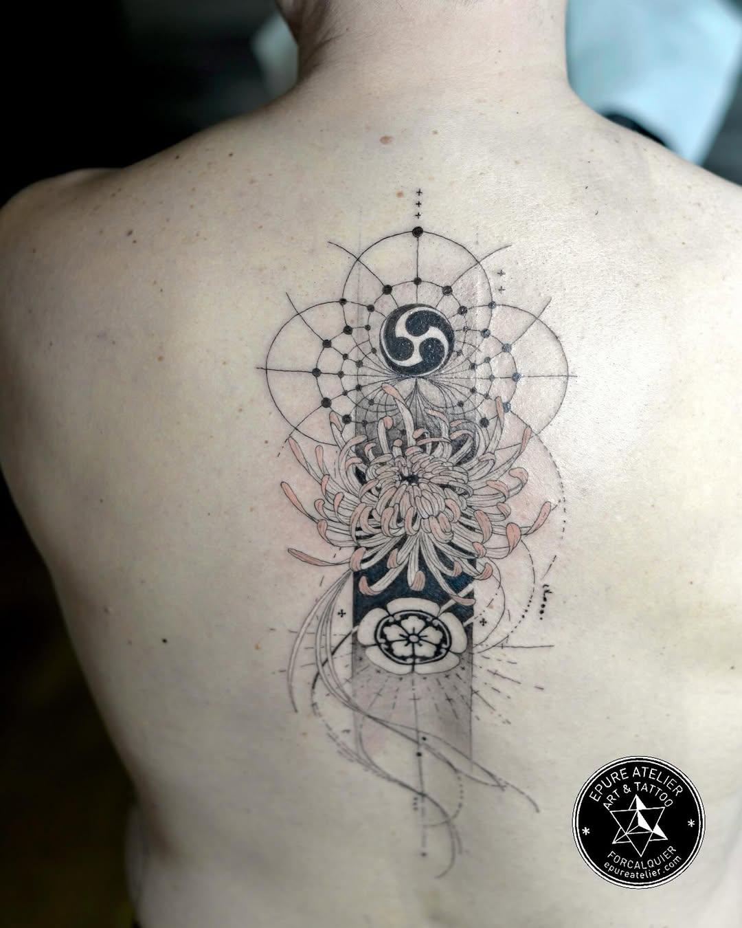 Tatouage chrysanthème géométrique — judicael.epureatelier