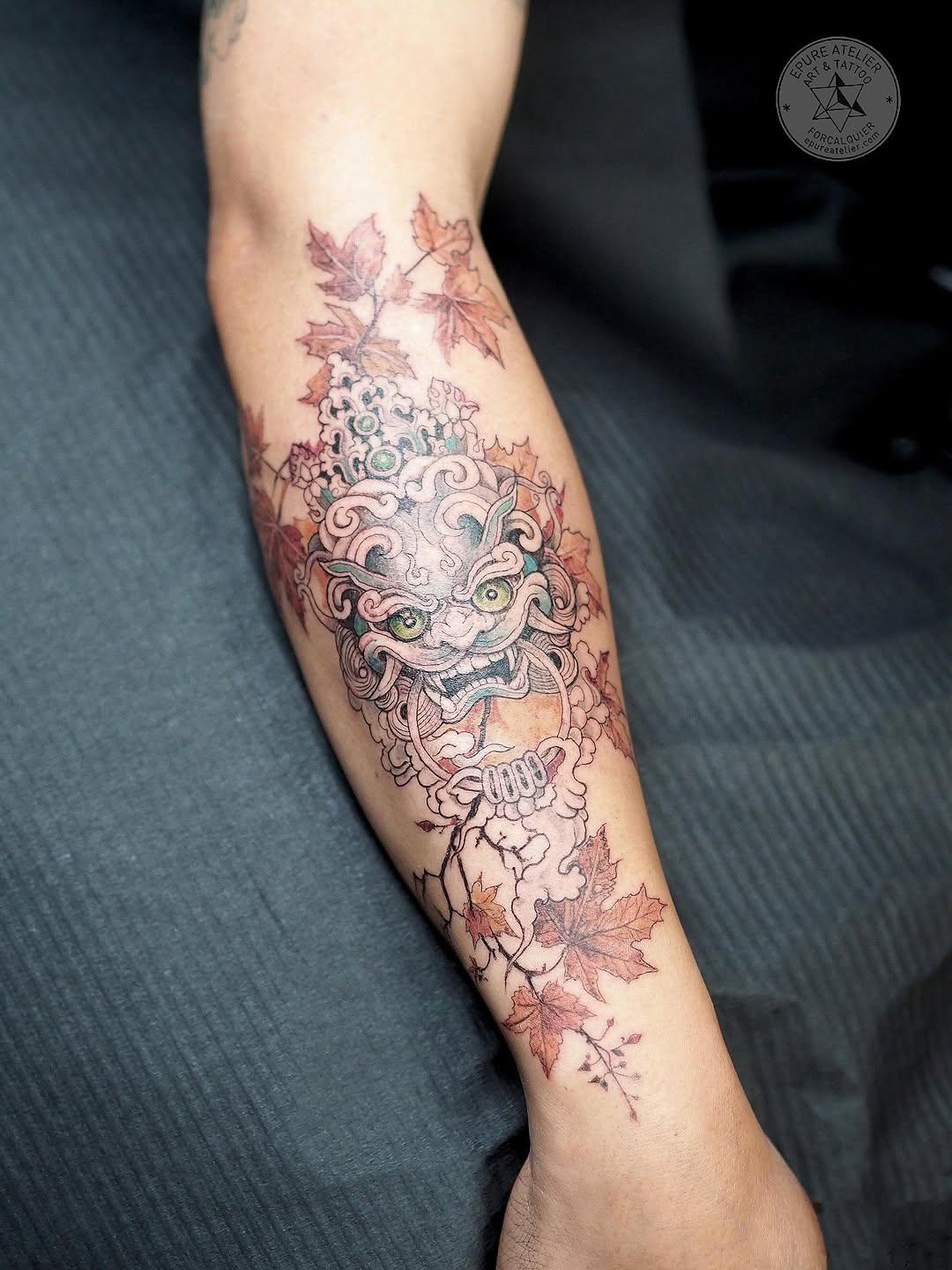 Tatouage lion gardien imperial avec feuilles d'érable — judicael.epureatelier