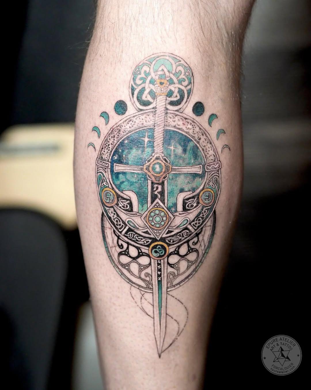 Tatouage épée et broche celtique — judicael.epureatelier