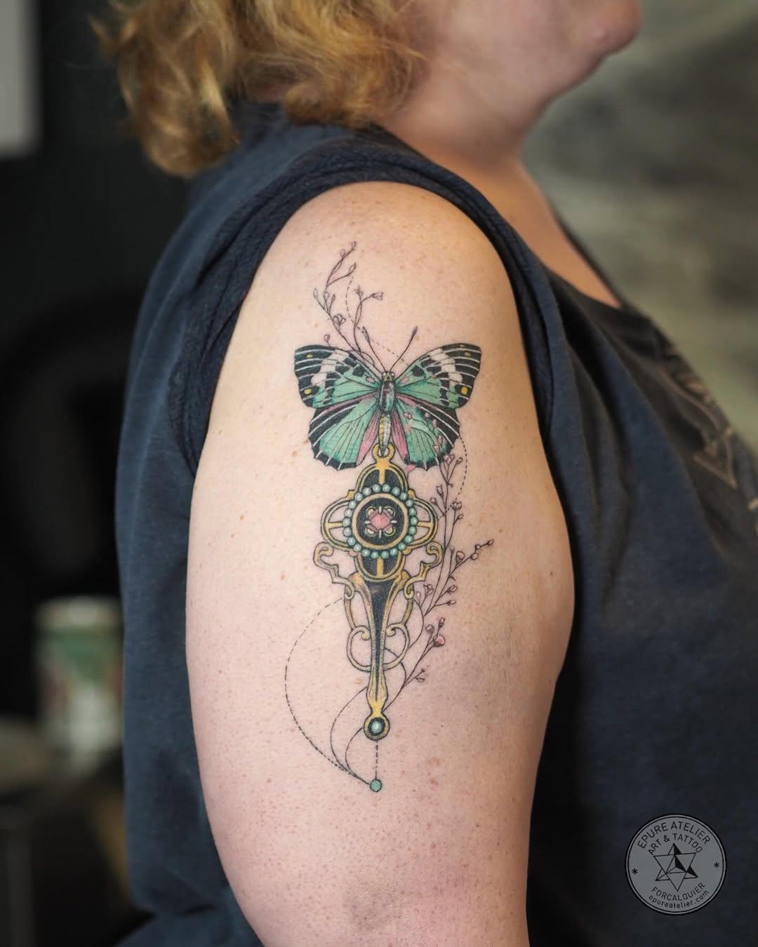 Tatouage papillon et épée art nouveau — judicael.epureatelier