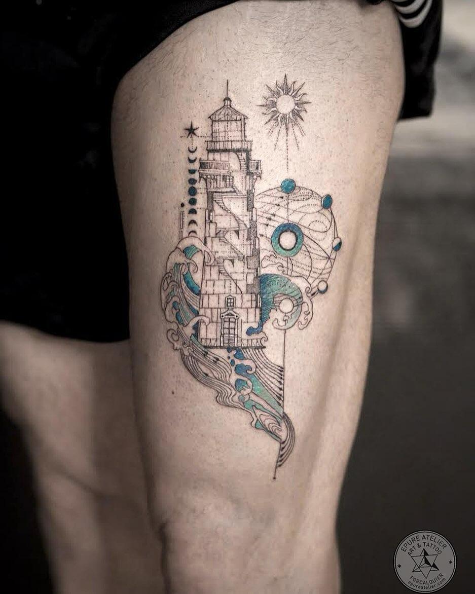 Tatouage phare avec lunes et planètes — judicael.epureatelier