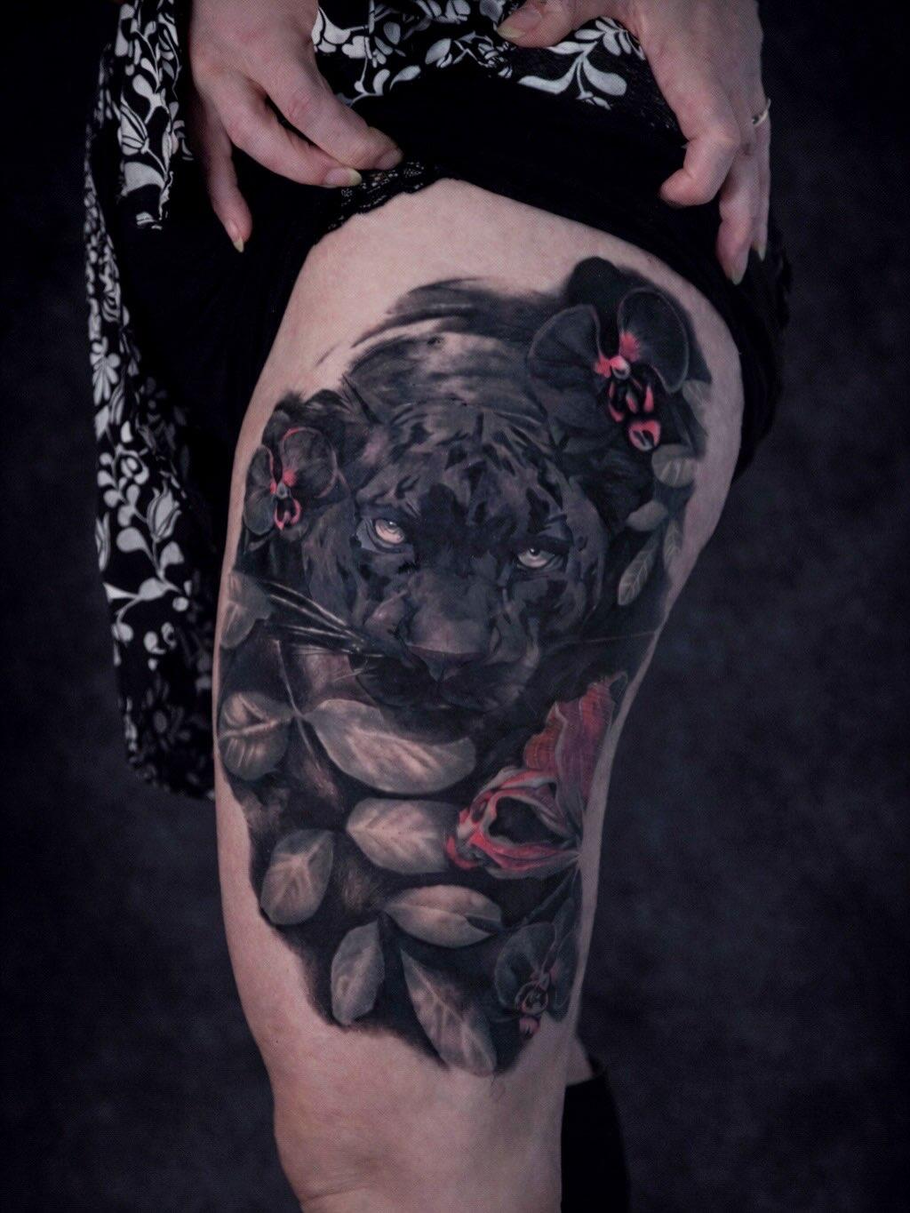 Tatouage Panthère noire avec orchidées — paul_da_wolf