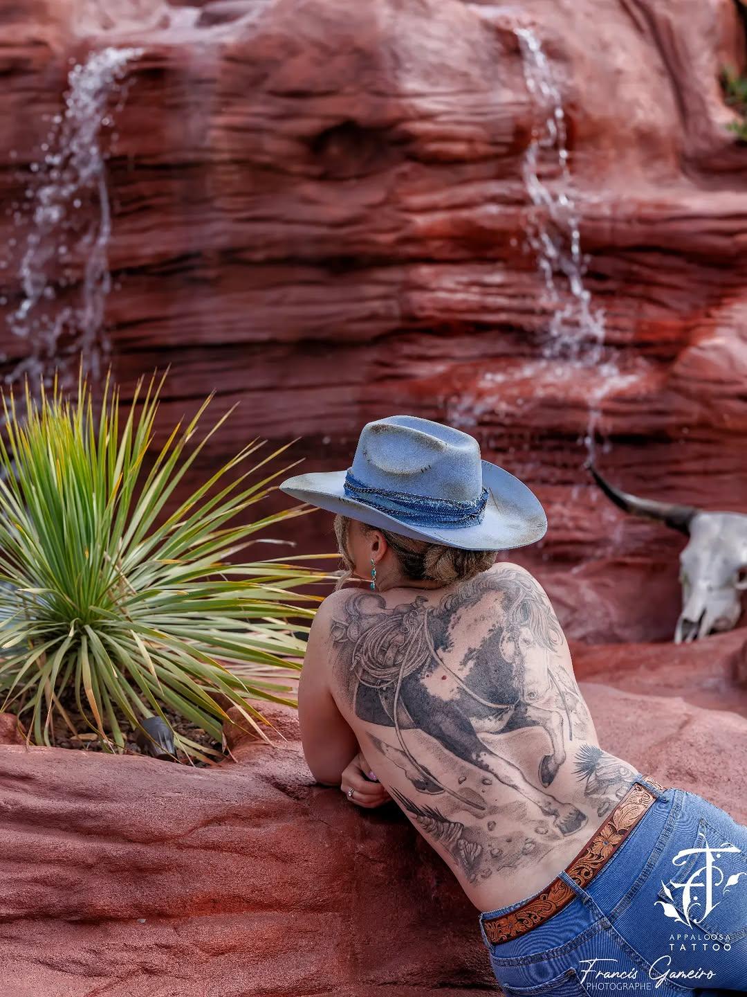 Tatouage Femme avec paysage désert photoshoot — appaloosa_tattoo